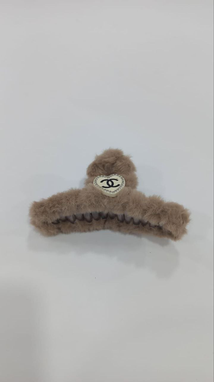 Sancaq saç üçün Chanel loqolu qəhvəyi peluş - BNE-274