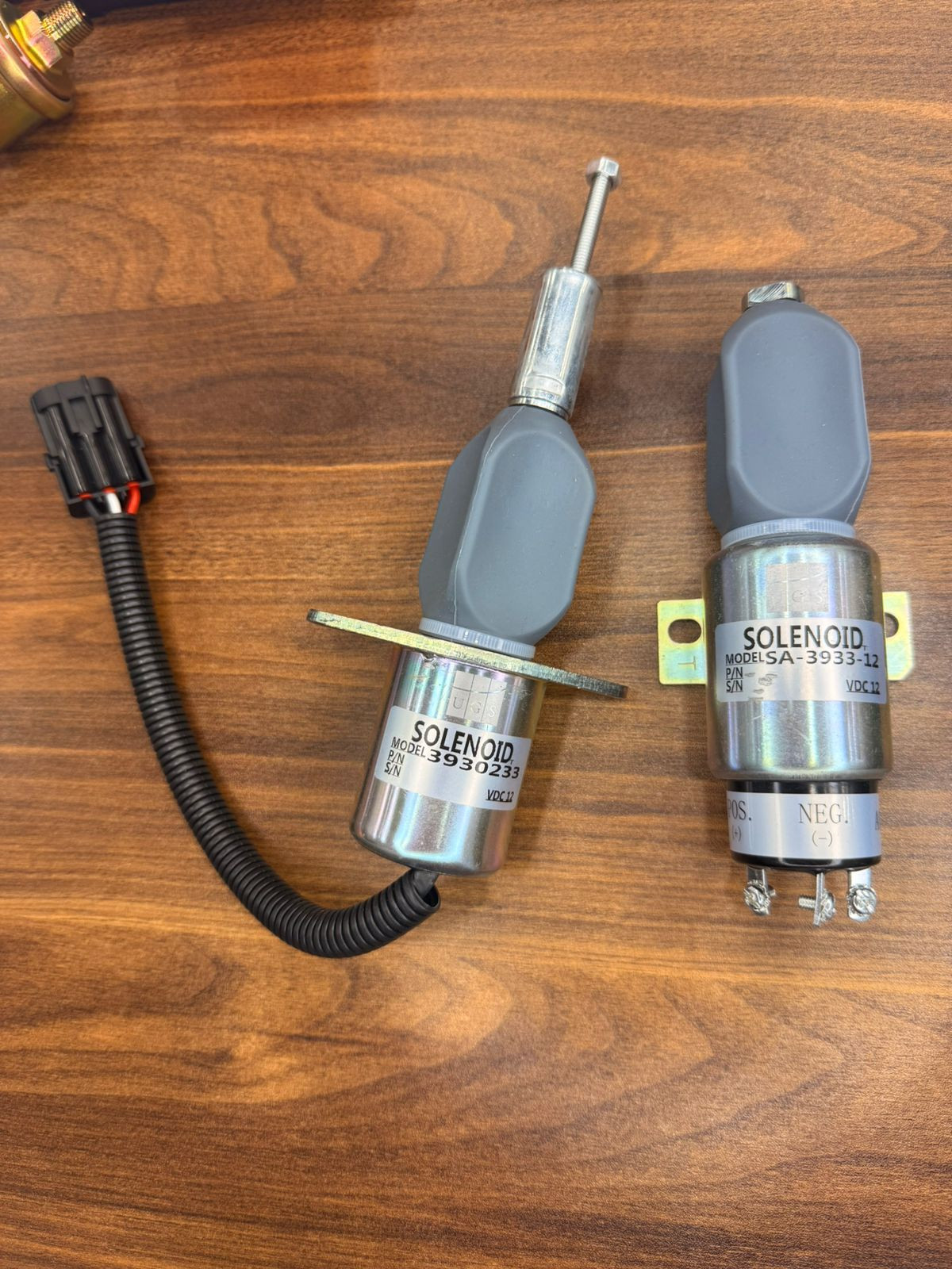 Generator solenoidi SA-3933-12, 12V DC, elektromaqnit aktuator, vintli və 3 pinli konnektorlu, metal flanşlı baza - Model SA-3933-12
