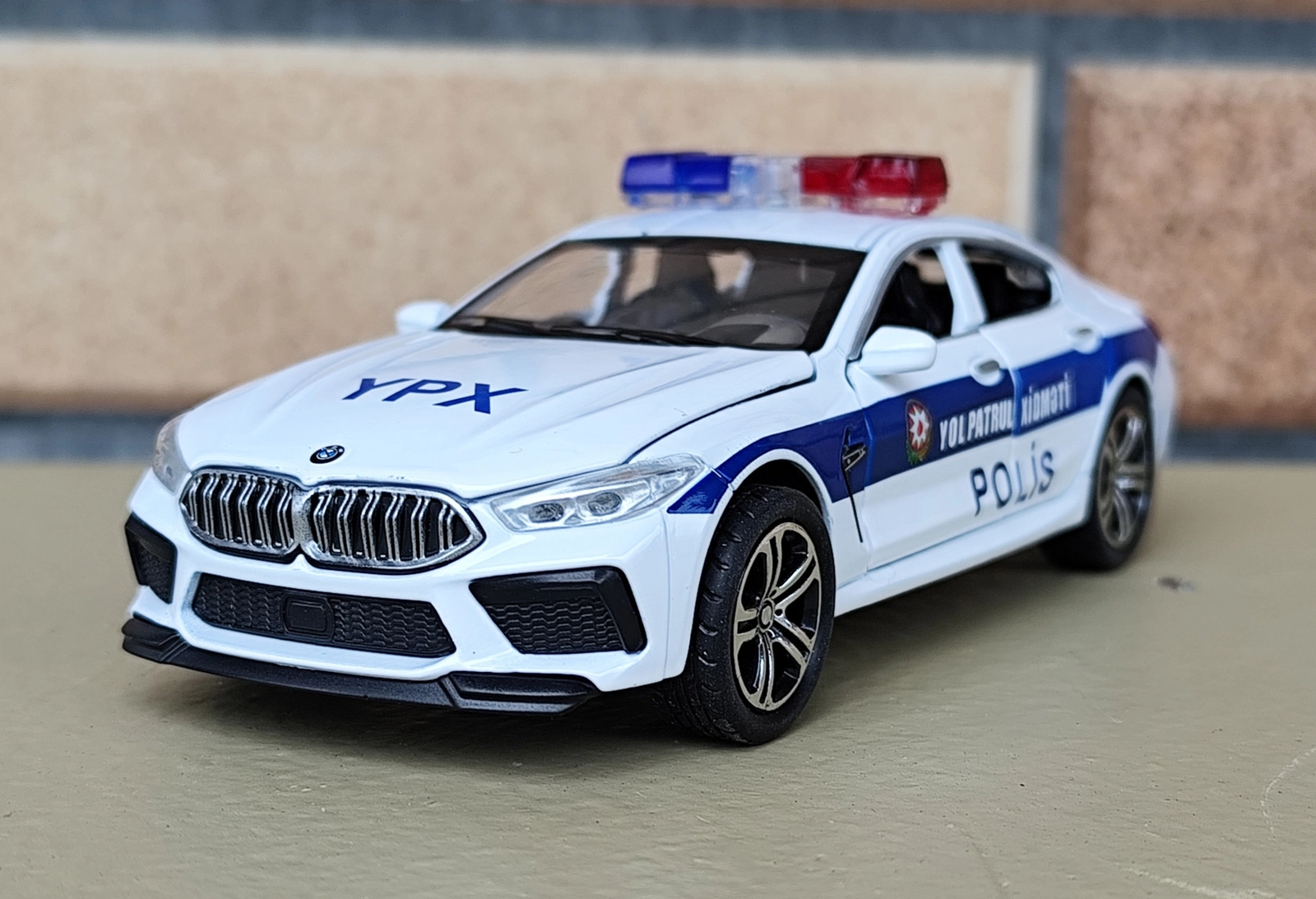 Polis maşını YPX BMW, metal, ağ